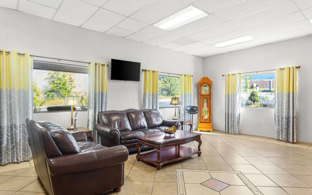 photo 3 of Days Inn by Wyndham Huntington