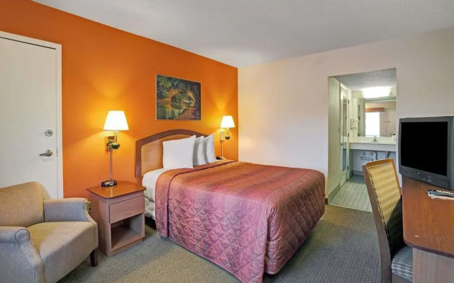 photo 5 of Days Inn by Wyndham Jacksonville South Memorial Hospital