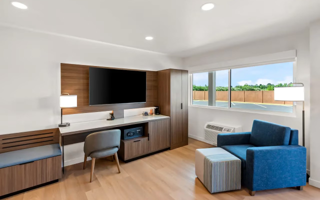 photo 5 of Clarion Pointe Hotel