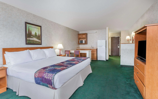 photo 3 of Days Inn & Suites by Wyndham Lexington