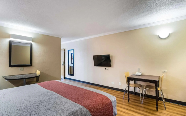 photo 3 of Motel 6 Libertyville, IL