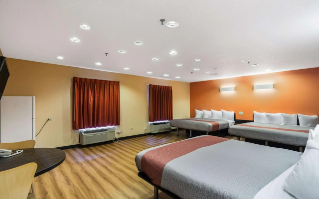 photo 4 of Motel 6 Libertyville, IL