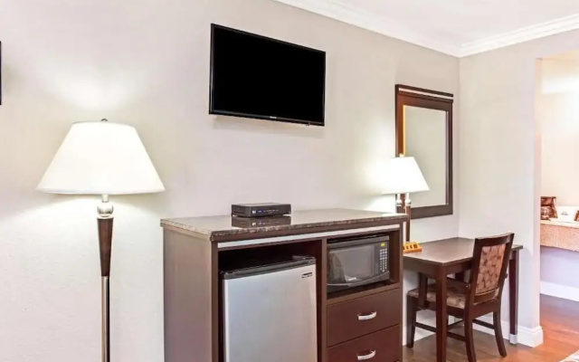 photo 5 of Days Inn by Wyndham Long Beach City Center