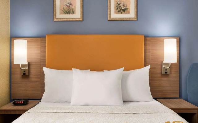 photo 3 of Days Inn by Wyndham Long Island City