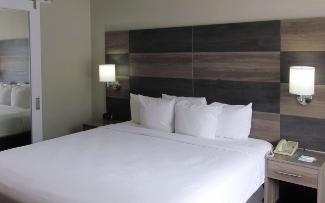 photo 4 of Clarion Pointe University/Expo