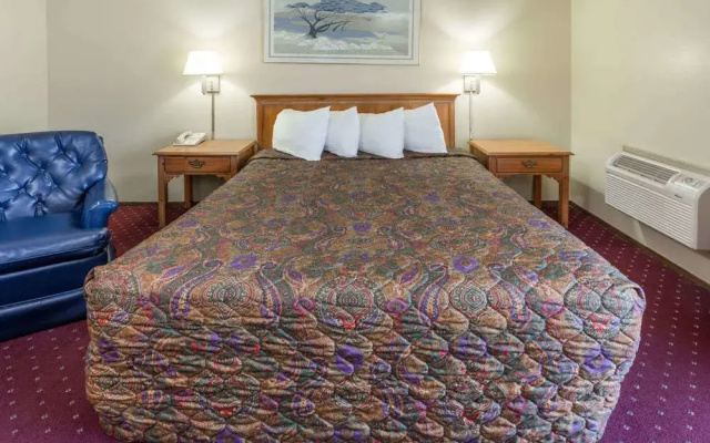 photo 3 of Days Inn By Wyndham Medford
