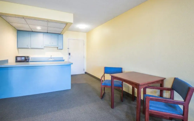 photo 3 of Days Inn By Wyndham Milan Sandusky South