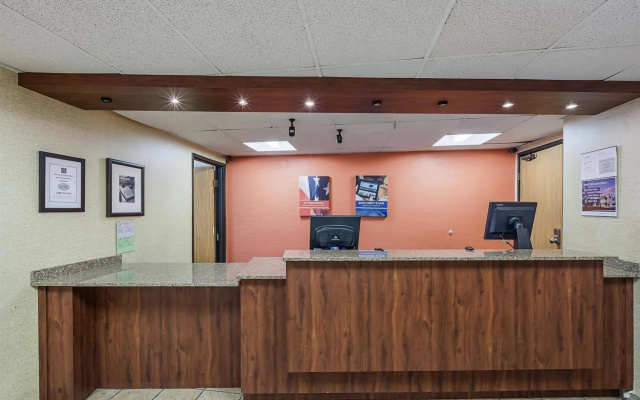 photo 2 of Motel 6 Oak Creek, WI
