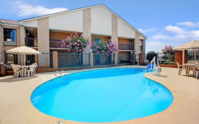 photo 2 of Days Inn Mooresville Lake Norman