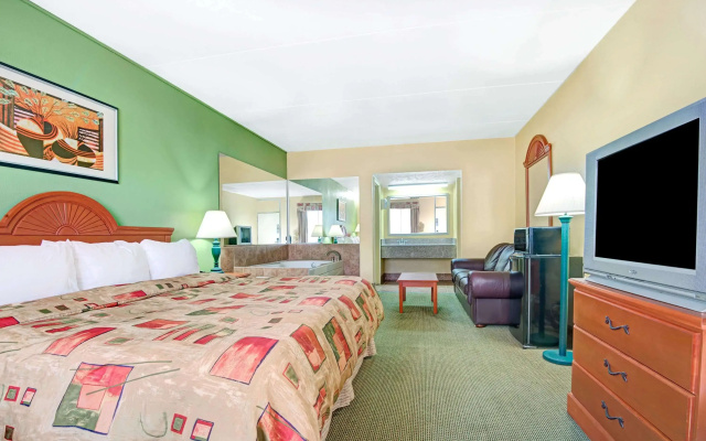 photo 5 of Super 8 by Wyndham Nashville Near Downtown / I-40