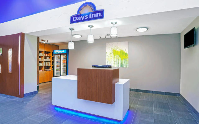 photo 2 of Arya Inn & Suites Farmers Branch