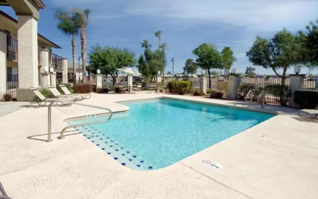 photo 2 of Days Inn Phoenix Interstate Highway 10 West
