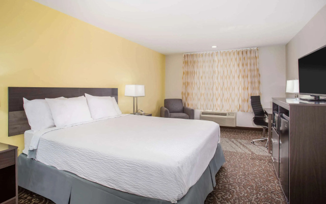 photo 4 of Days Inn by Wyndham Phoenix North