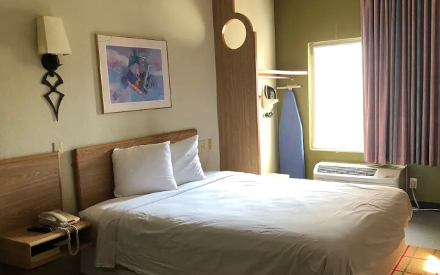 photo 2 of Days Inn Pittsburgh Airport