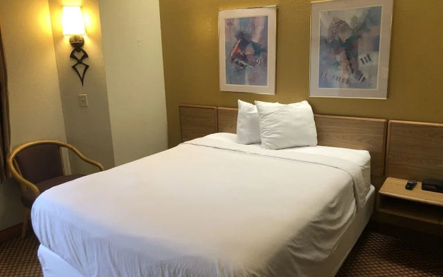 photo 3 of Days Inn Pittsburgh Airport