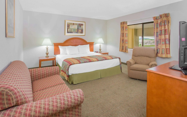 photo 3 of Days Inn by Wyndham Portage