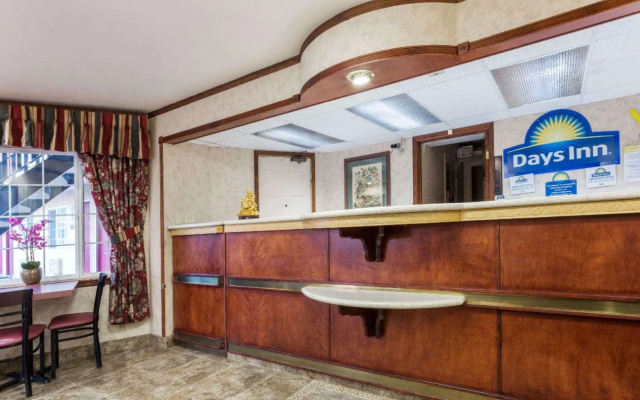 photo 2 of Days Inn by Wyndham Portland Central