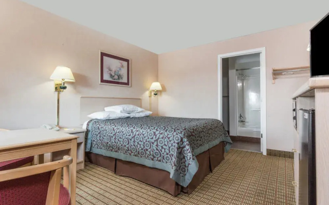 photo 4 of Days Inn Portland Central