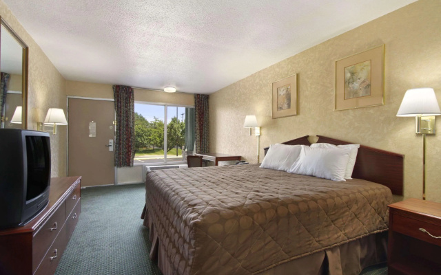 photo 4 of Days Inn by Wyndham Roanoke Civic Center