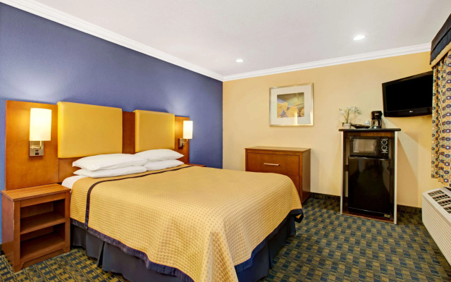 photo 3 of Days Inn by Wyndham San Francisco - Lombard