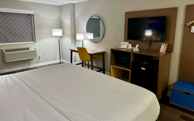 photo 5 of Days Inn by Wyndham Sarasota I-75