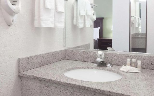 photo 4 of Days Inn By Wyndham Sarasota - Siesta Key