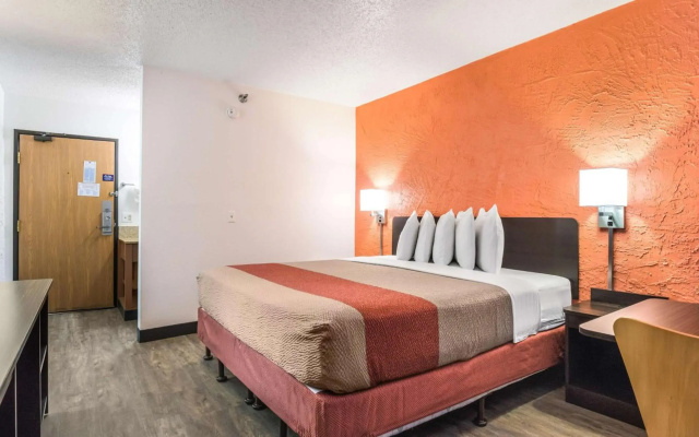 photo 4 of Motel 6 Elk Grove Village, IL