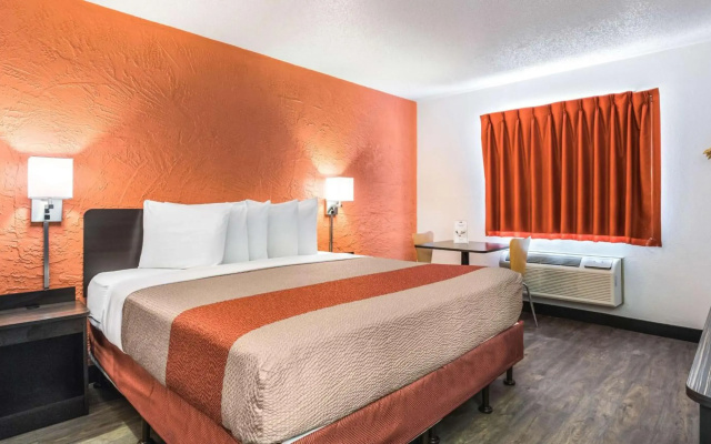photo 5 of Motel 6 Elk Grove Village, IL