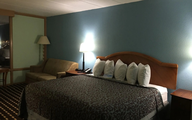 photo 3 of Days Inn By Wyndham Sharonville