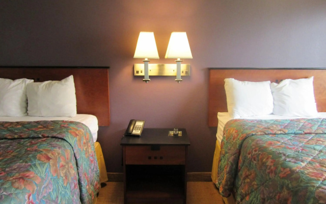 photo 5 of Rodeway Inn Arlington Entertainment District Area