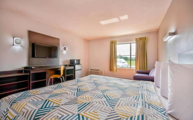 photo 3 of Motel 6 Springfield, OH