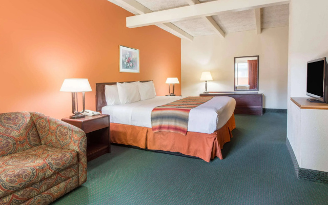 photo 5 of Days Inn by Wyndham St. Louis North