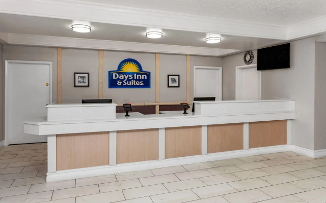 photo 2 of Days Inn & Suites by Wyndham Arlington Heights