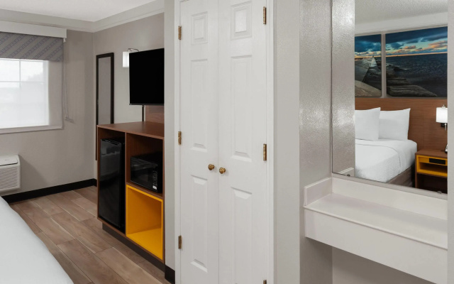 photo 4 of Days Inn & Suites by Wyndham Arlington Heights