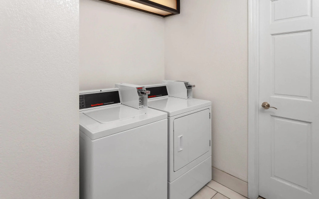 photo 5 of Days Inn & Suites by Wyndham Arlington Heights