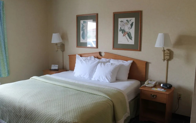 photo 3 of Days Inn & Suites Bridgeport - Clarksburg