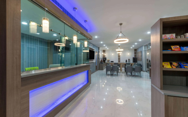 photo 2 of Days Inn & Suites by Wyndham Downtown/University of Houston