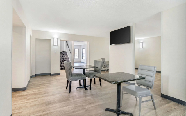 photo 4 of Days Inn & Suites by Wyndham Kansas City Downtown