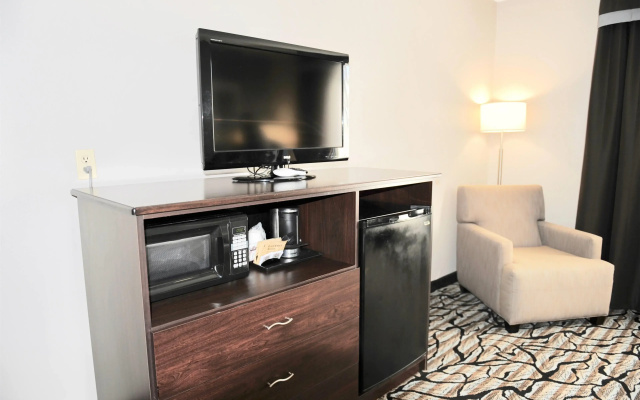 photo 3 of Days Inn & Suites by Wyndham Wausau