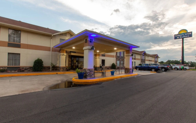 photo 4 of Days Inn & Suites Commerce