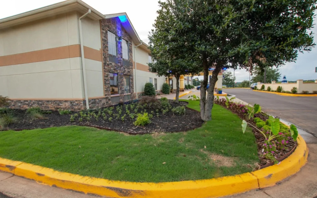 photo 5 of Days Inn & Suites Commerce