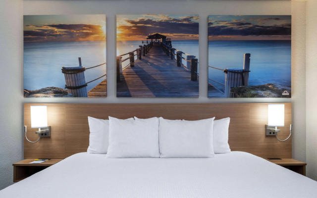 photo 4 of Days Inn & Suites by Wyndham Commerce