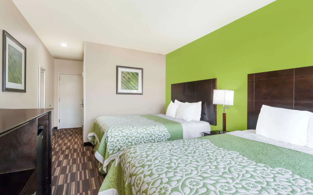 photo 3 of Days Inn & Suites by Wyndham Jamaica JFK Airport