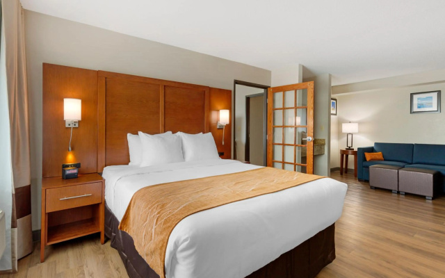 photo 3 of Comfort Inn & Suites Milford