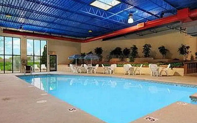 photo 3 of Days Inn & Suites Milwaukee Airport