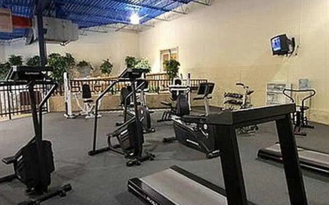 photo 4 of Days Inn & Suites Milwaukee Airport