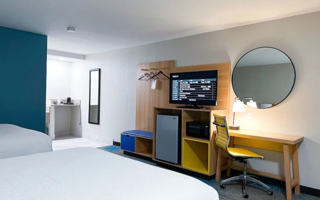 photo 2 of Days Inn & Suites By Wyndham Santa Rosa