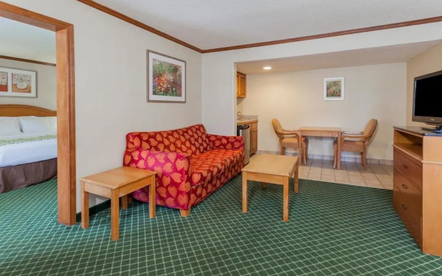 photo 3 of Days Inn & Suites Warren