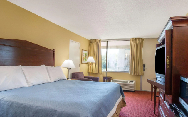 photo 3 of Days Inn by Wyndham Washington DC/Gateway