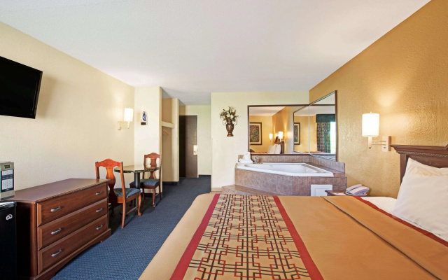 photo 2 of Days Inn by Wyndham Charlotte/Woodlawn Near Carowinds